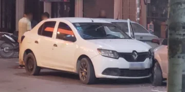 Iba en contramano chocó a dos vehículos estacionados en el centro y se quiso escapar