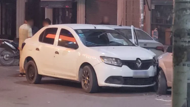 Iba en contramano chocó a dos vehículos estacionados en el centro y se quiso escapar