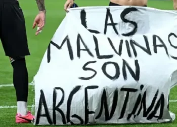 Reino Unido reclamó a la FIFA una investigación por la bandera de Malvinas en el festejo argentino
