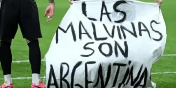 Reino Unido reclamó a la FIFA una investigación por la bandera de Malvinas en el festejo argentino