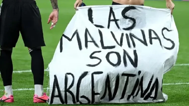 Reino Unido reclamó a la FIFA una investigación por la bandera de Malvinas en el festejo argentino