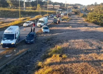 Complicaciones en el Acceso Sur: un fuerte choque en cadena y un camión varado generaron demoras en la bajada de Alto Comedero
