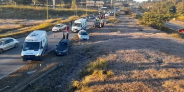 Complicaciones en el Acceso Sur: un fuerte choque en cadena y un camión varado generaron demoras en la bajada de Alto Comedero