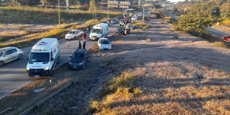 Complicaciones en el Acceso Sur: un fuerte choque en cadena y un camión varado generaron demoras en la bajada de Alto Comedero