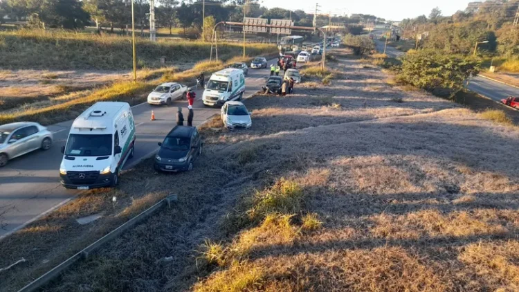 Complicaciones en el Acceso Sur: un fuerte choque en cadena y un camión varado generaron demoras en la bajada de Alto Comedero