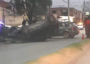 Violento choque: Un auto terminó dado vuelta