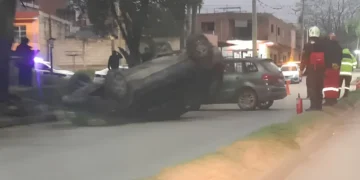 Violento choque: Un auto terminó dado vuelta