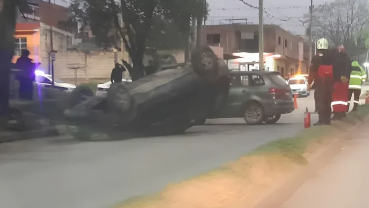 Violento choque: Un auto terminó dado vuelta