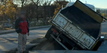 Dijo trágame tierra y se hundió cuando pasaba por el puente de la avenida Balbín en Bajo La Viña