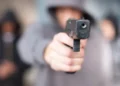 El peor hijo: amenazó a su madre con un arma para robarle