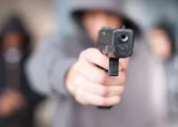 El peor hijo: amenazó a su madre con un arma para robarle