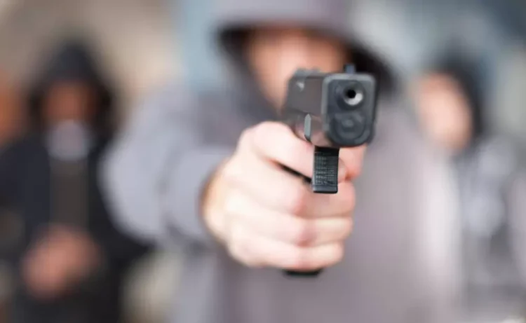 El peor hijo: amenazó a su madre con un arma para robarle