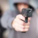 El peor hijo: amenazó a su madre con un arma para robarle