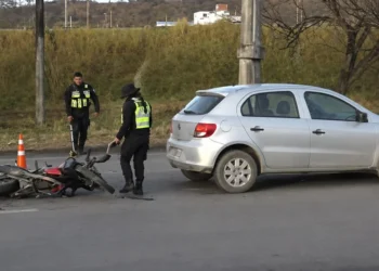 Choque entre una motocicleta y un automóvil en el acceso sur de la capital jujeña