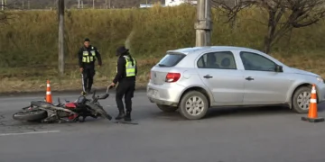 Choque entre una motocicleta y un automóvil en el acceso sur de la capital jujeña