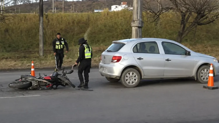 Choque entre una motocicleta y un automóvil en el acceso sur de la capital jujeña