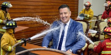 Por hablar de más: Bomberos voluntarios quemaron públicamente a un diputado radical