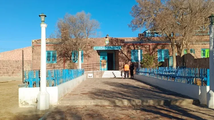 Suspendieron las clases en la Escuela Frontera N° 1 tras el hallazgo de una caja sospechosa