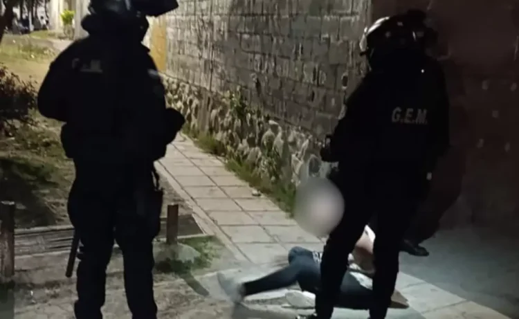 Arrestaron a una mujer que asaltó a un taxista en San Pedrito