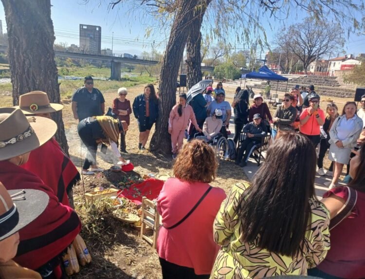 Inició el mes de la Pachamama con una multitudinaria ceremonia en el Parque Xibi Xibi