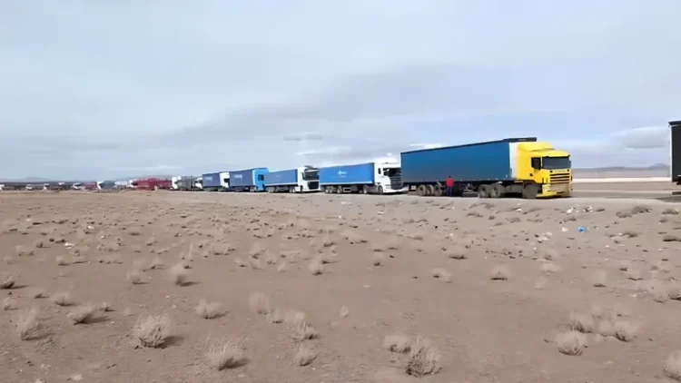 Camioneros varados en el Paso de Jama denuncian desabastecimiento y falta de servicios básicos