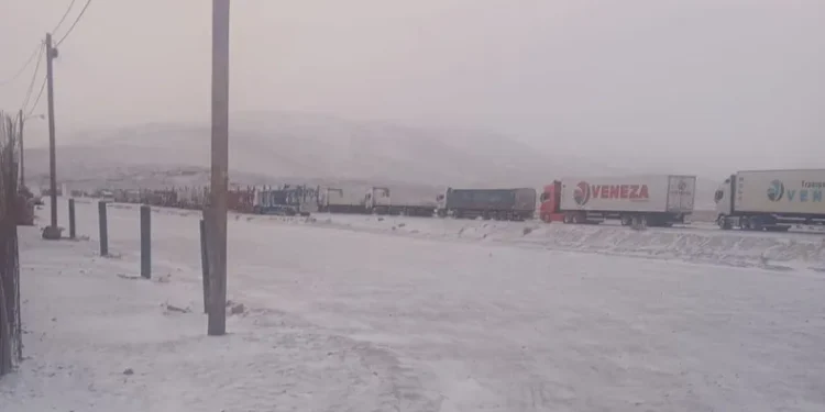 Más de 150 camiones permanecen varados en el Paso de Jama por el temporal de nieve y viento blanco