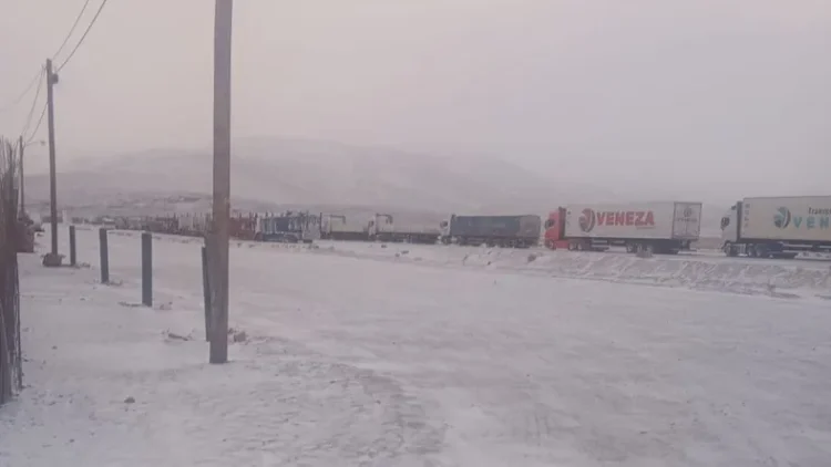 Más de 150 camiones permanecen varados en el Paso de Jama por el temporal de nieve y viento blanco