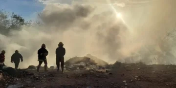 Un incendio en un microbasural de Cerro Las Rosas generó densas humaredas y afectó la visibilidad en la Ruta 9