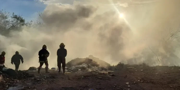 Un incendio en un microbasural de Cerro Las Rosas generó densas humaredas y afectó la visibilidad en la Ruta 9