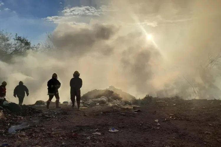 Un incendio en un microbasural de Cerro Las Rosas generó densas humaredas y afectó la visibilidad en la Ruta 9