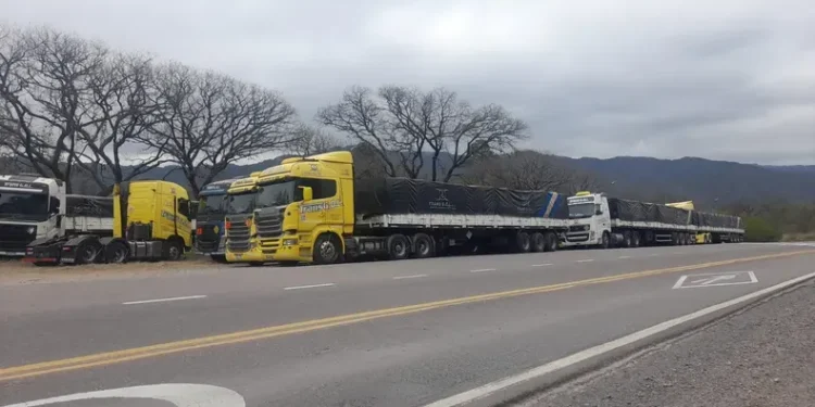 Paso de Jama: Asisten a más de 300 personas varadas