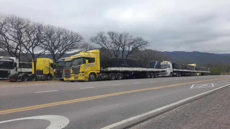 Paso de Jama: Asisten a más de 300 personas varadas