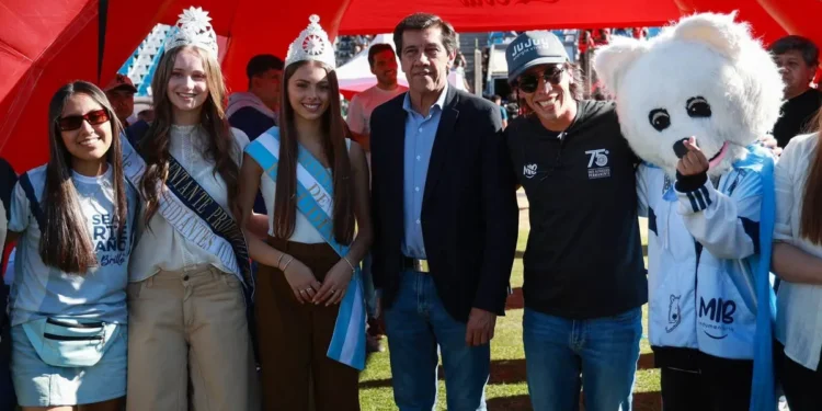 Sadir acompañó el cierre del Finde Estudiantil en el Estadio 23 de Agosto