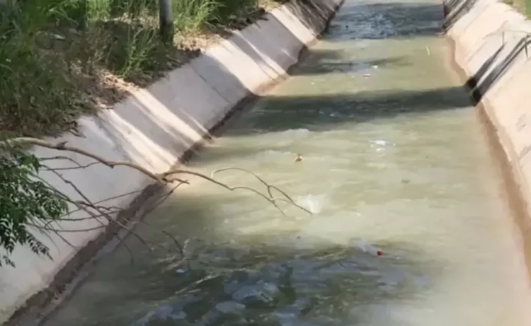 Terrible: Encontraron a un hombre sin vida en un canal de riego en Pampa Blanca