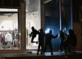 Francia decretó toques de queda parciales e intensifica el controles tras violentos saqueos y protestas multitudinarias