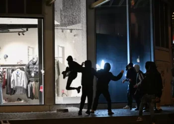 Francia decretó toques de queda parciales e intensifica el controles tras violentos saqueos y protestas multitudinarias