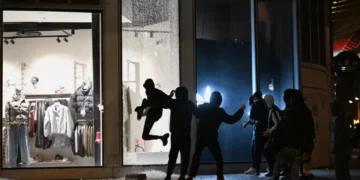 Francia decretó toques de queda parciales e intensifica el controles tras violentos saqueos y protestas multitudinarias