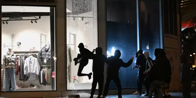 Francia decretó toques de queda parciales e intensifica el controles tras violentos saqueos y protestas multitudinarias