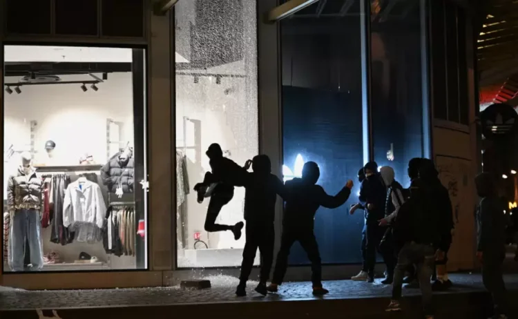 Francia decretó toques de queda parciales e intensifica el controles tras violentos saqueos y protestas multitudinarias