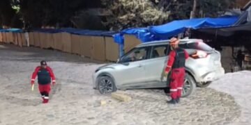Humahuaca: Dos camionetas quedaron varadas en las escalinatas del Monumento a los Héroes de la Independencia