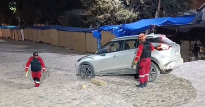Humahuaca: Dos camionetas quedaron varadas en las escalinatas del Monumento a los Héroes de la Independencia