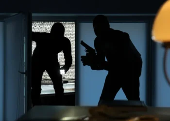 Inseguridad en San Pedro: Dos delincuentes armados entraron en una vivienda y golpearon a tres hermanos