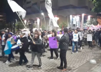 Dolor en Jujuy: Marcharon con antorchas en Plaza Belgrano para pedir justicia por Nancy Godoy