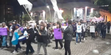 Dolor en Jujuy: Marcharon con antorchas en Plaza Belgrano para pedir justicia por Nancy Godoy