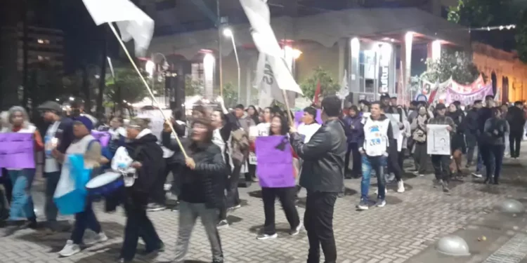 Dolor en Jujuy: Marcharon con antorchas en Plaza Belgrano para pedir justicia por Nancy Godoy