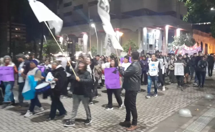 Dolor en Jujuy: Marcharon con antorchas en Plaza Belgrano para pedir justicia por Nancy Godoy